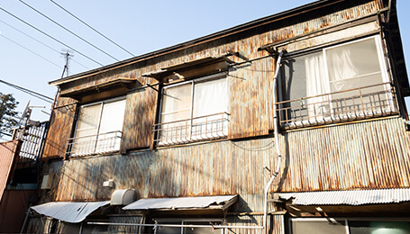 「放置された空き家の解体作業」イメージ