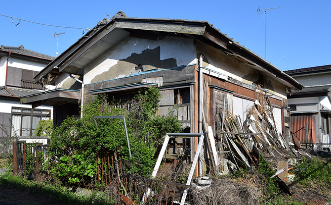 放置された空き家の解体作業