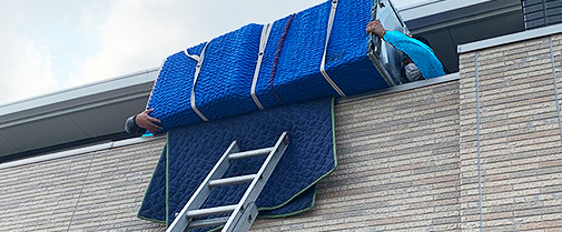 状況に合わせて吊り作業で搬出