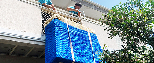 吊り作業で丁寧に搬出