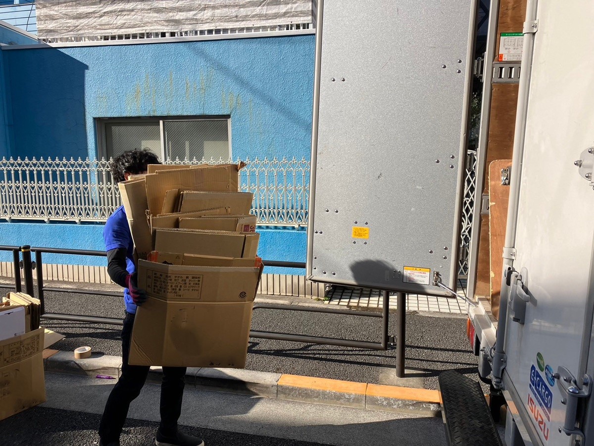 「室内を空にするため発生した大量の段ボールの回収」作業写真