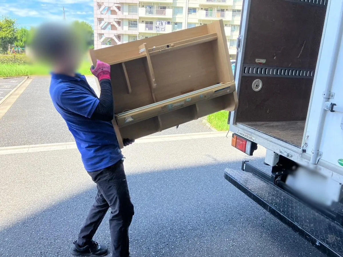 「2LDKのマンションから勉強机を回収させていただきました」作業写真
