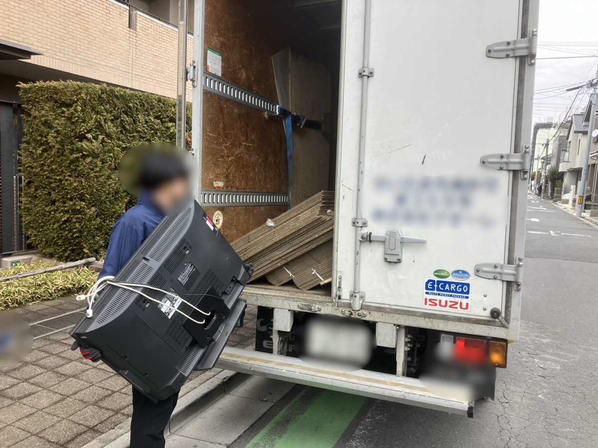 「1Kのマンションのお部屋から壊れたテレビを回収しました」作業写真