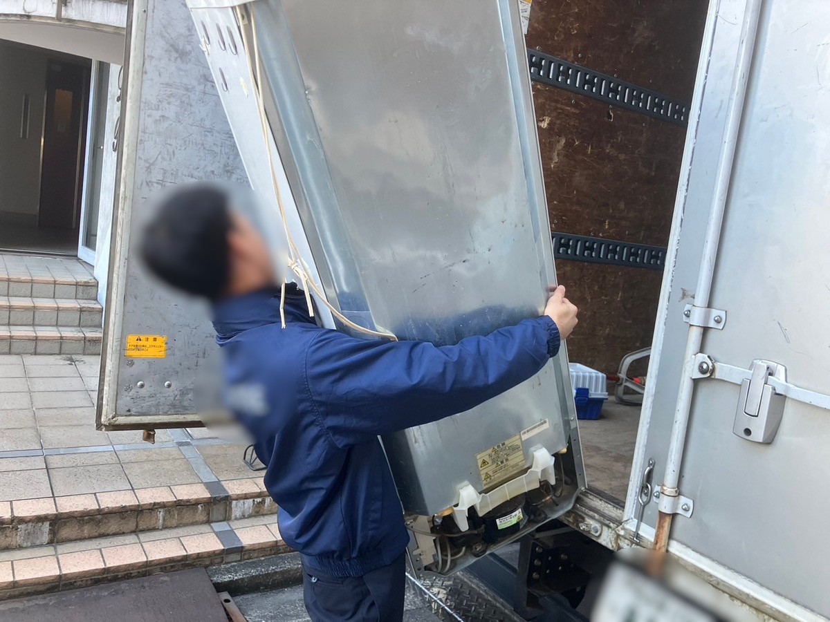 「1Kのマンションのお部屋から冷蔵庫や電子レンジなどを回収しました」作業写真