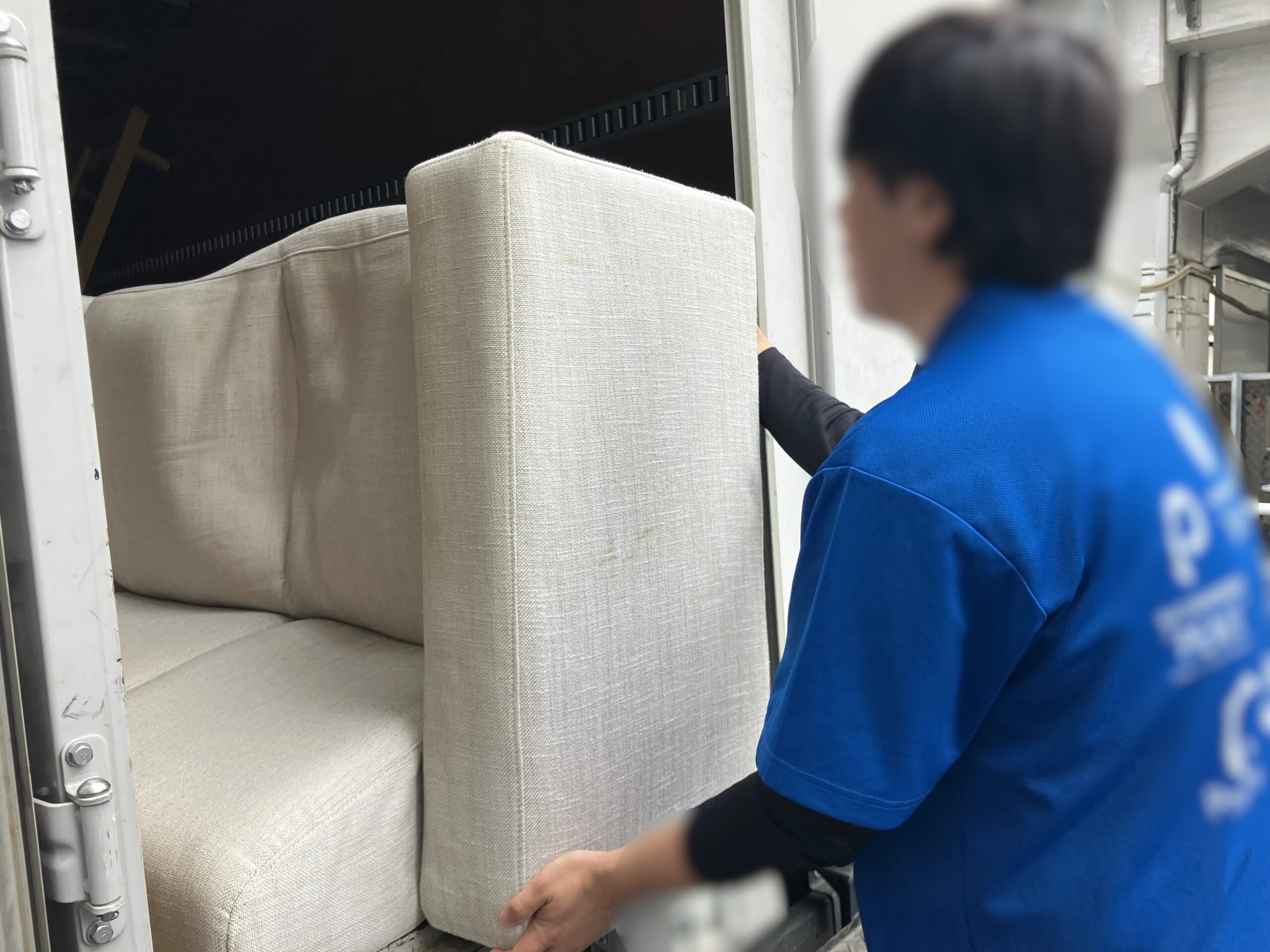 「1Kのアパートのお部屋からソファを回収しました」作業写真